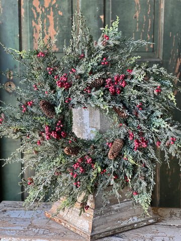 Divinity Berry Cedar Wreath | 30"